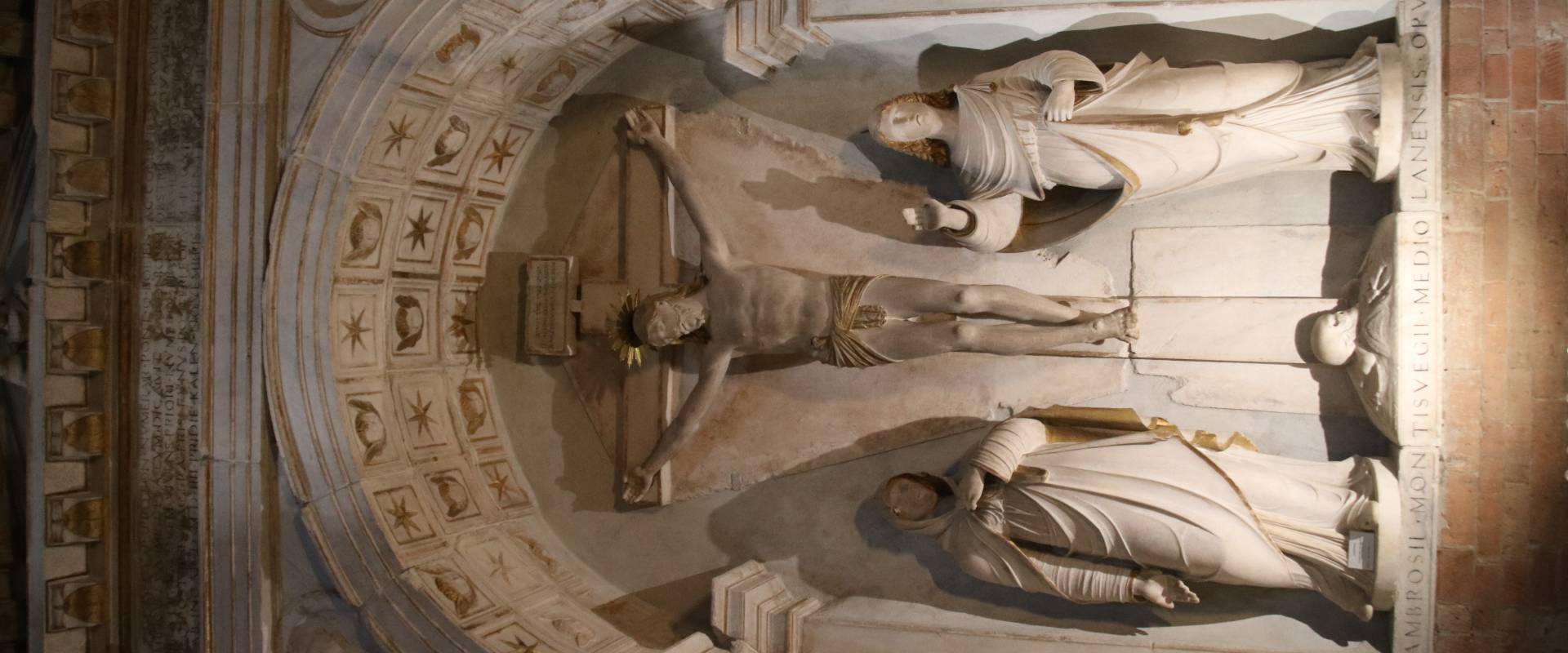Duomo (Piacenza), Cristo crocifisso con i dolenti 01 foto di Mongolo1984